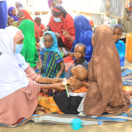 Concern-Worldwide-Health-and-Nutrition-team-at-Siinka-IDPs-undertaking-MUAC-screening-at-newly-arived-IDP-children-