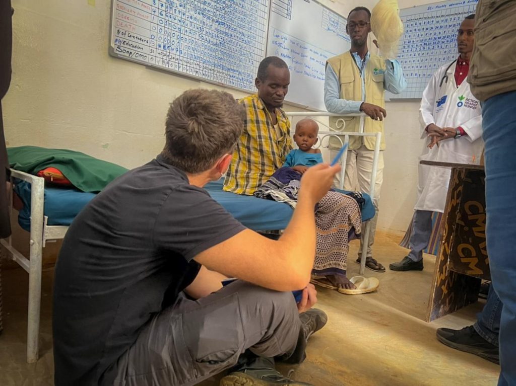 Hassan, with his child Adan, speaks to Javier Rio Navarro, EU Humanitarian Aid Representative, during his visit to Somalia in May.